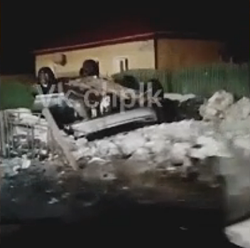 Бесправный лихач в Кузбассе перевернулся после встречи со знаком