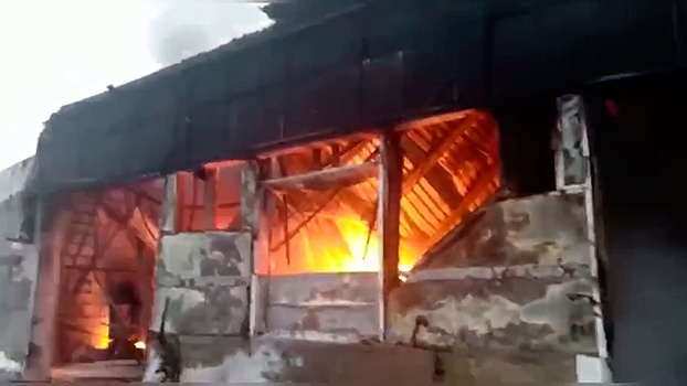 В МЧС РФ показали кадры крупного пожара в Сургуте