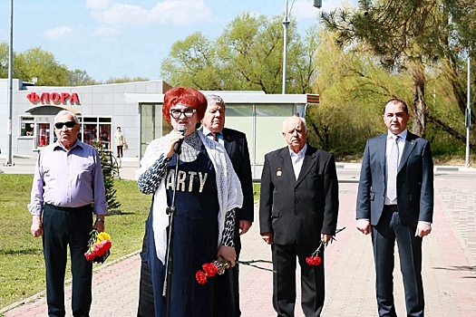 Удивившая россиян надписью на платье чиновница объяснилась