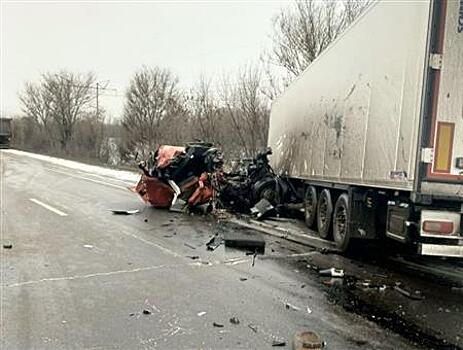 Под Самарой столкнулись фура и самосвал