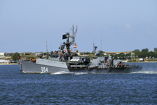Экипаж МПК «Ейск» Новороссийской военной базы отразил воздушную атаку условного противника в Черном море