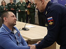 В госпитале бойцам вручили награды и жилищные сертификаты
