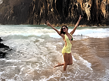 «Ангел» Victoria's Secret поделилась фото в мини-платье с декольте