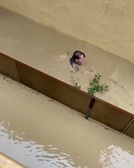 Люди вынуждены передвигаться вплавь.