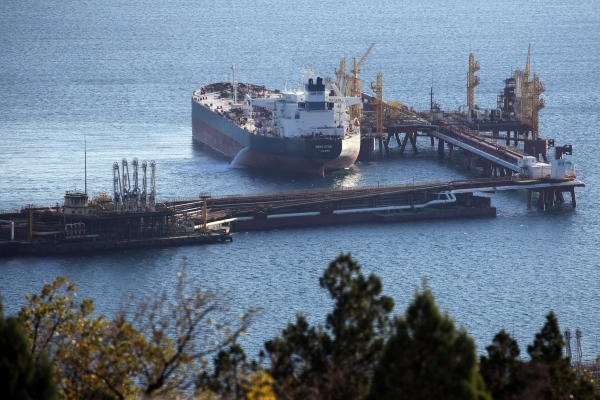 СМИ: После введения санкций США простаивают почти 40 российских танкеров