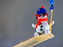 Омский микроминиатюрист слепил снеговика размером с песчинку