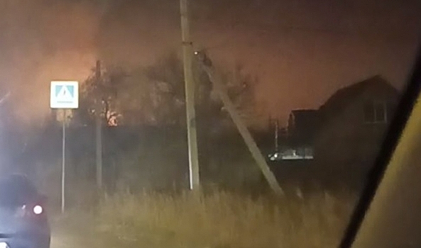 В Волгограде горит заброшенное здание