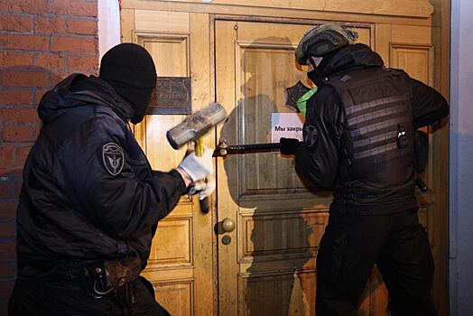 В Москве ОМОН выломал двери тайно работавшего по ночам бара и попал на видео