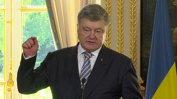 Порошенко показал Макрону документы якобы российских военных, задержанных в Донбассе