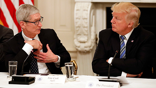 Трамп провел в Белом доме ужин с главами Apple, Google и других IT-компаний