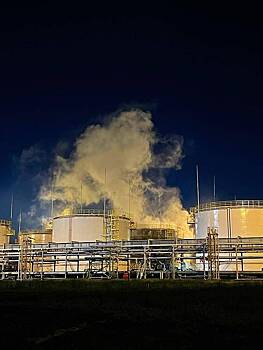 На заводе в российском регионе загорелись резервуары с нефтепродуктами