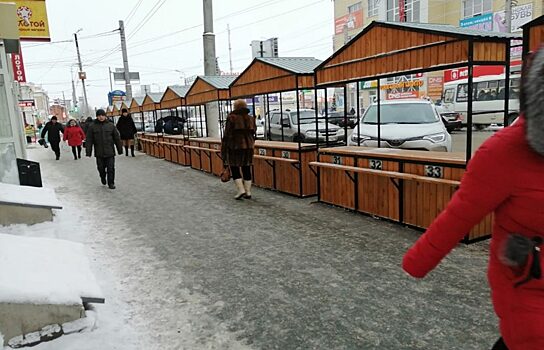 В центре Кургана поставили торговые ряды для бабушек