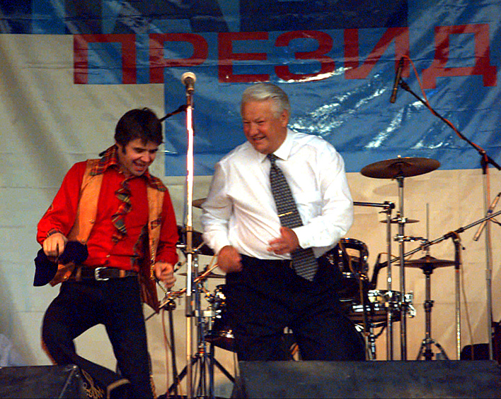 В период между первым и вторым турами голосования Ельцин лично участвовал в выездных шоу-выступлениях.