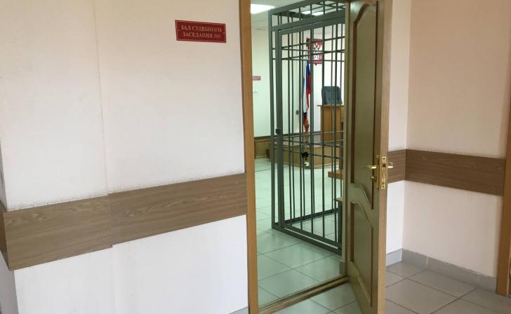 В Курской области мужчина свалил мать с ходунков и попал под суд