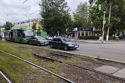 В Екатеринбурге в ДТП с двумя автобусами пострадали пять человек