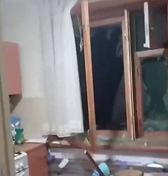 Поврежденную взрывом беспилотника квартиру в Таганроге сняли на видео