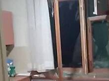 Поврежденную взрывом беспилотника квартиру в Таганроге сняли на видео