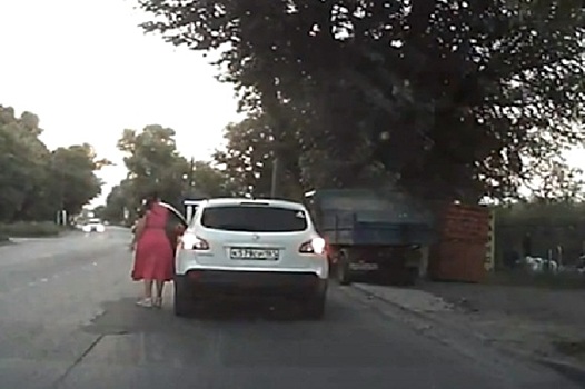В Таганроге автомобилистка спровоцировала аварию, выйдя из машины посреди проезжей части