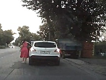 В Таганроге автомобилистка спровоцировала аварию, выйдя из машины посреди проезжей части