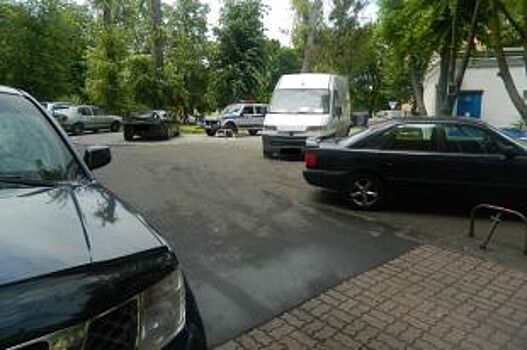 В Калининграде мужчина попал под колеса собственного автомобиля