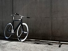 Малыш на велосипеде разбил иномарку