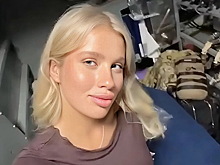 Любовницам вход разрешен? Пользователи сети возмущены полетом Марии Шалаевой на военном самолете