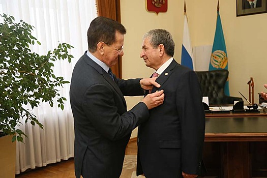 Губернатор Жилкин наградил лидера астраханского отделения Азербайджанского Конгресса