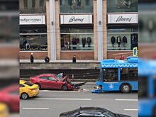 Женщина пострадала в аварии с участием троллейбуса в центре Москвы