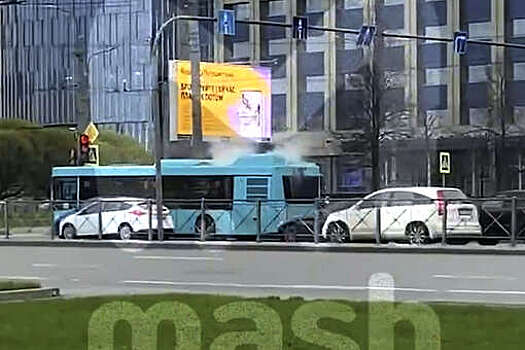 Автобус с пассажирами задымился на ходу в Санкт-Петербурге