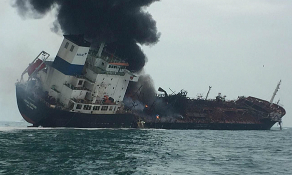 У Гонконга загорелся нефтяной танкер