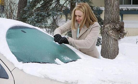 Автоэксперт рассказал, почему опасно прогревать автомобиль без движения зимой