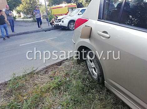 В Саратове мужчина сел за руль без водительских прав и столкнул с проезжей части другой автомобиль