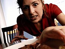 Девушка открыла пачку крекеров и вскрикнула от неожиданности