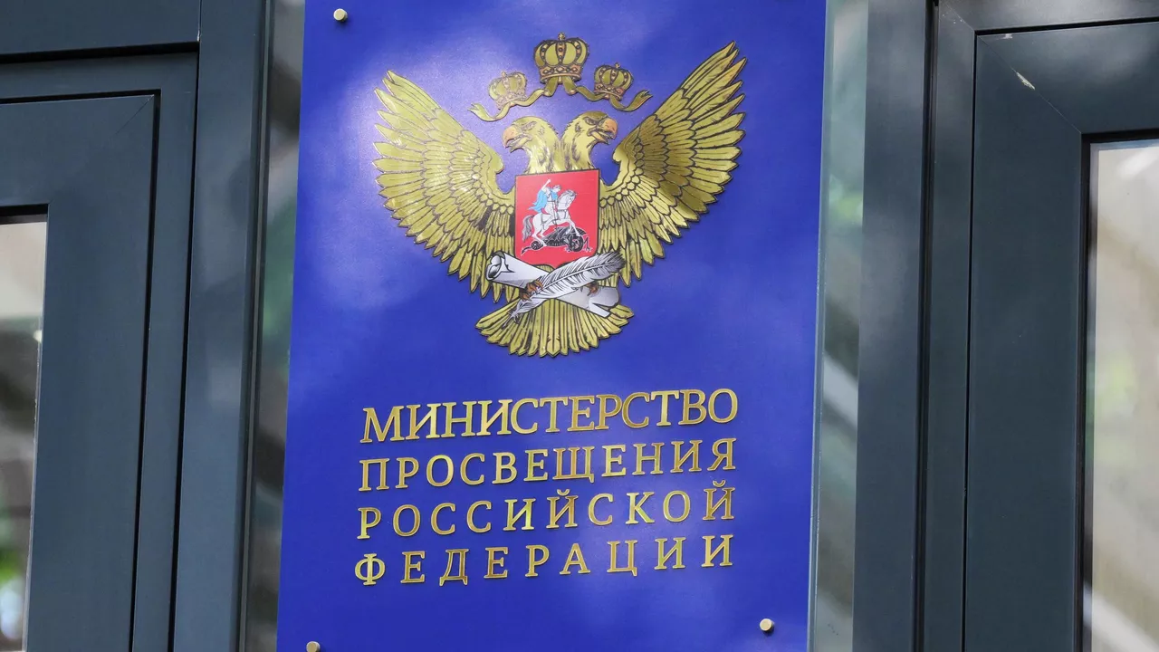 Минпросвещения открыло горячую линию по подбору педагогов