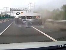 Лопнувшая шина привела к автокатастрофе в Китае