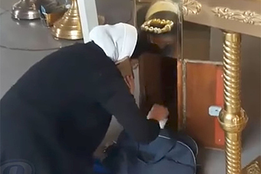 Ростовчан рассмешила служительница храма с золотым iPhone