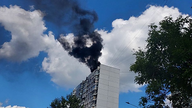 Крыша многоэтажки загорелась на Рублевском шоссе в Москве