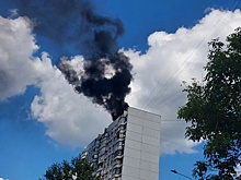 Крыша многоэтажки загорелась на Рублевском шоссе в Москве
