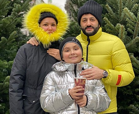 Анна Нетребко показала, как особенный сын помогал ей готовить рождественский кекс