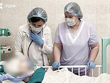 Появились новые подробности о состоянии выброшенной отцом из окна четвертого этажа девочки