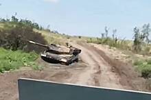 Два подбитых танка Leopard попали на видео украинских солдат