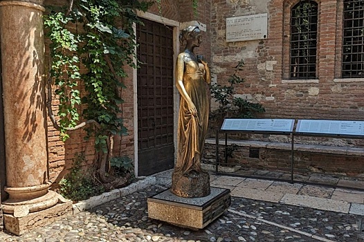 В Италии убрали статью Джульетты, так как туристы протерли ей в груди дыру