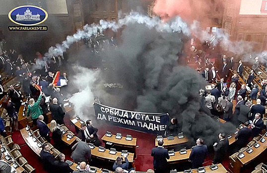 Оппозиция устроила акцию протеста с дымовыми шашками в парламенте Сербии