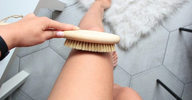 Почему все делают сухой массаж щеткой и в чем заключается его эффективность?