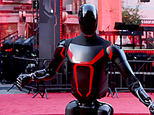 Танец Маска с роботом попал на видео