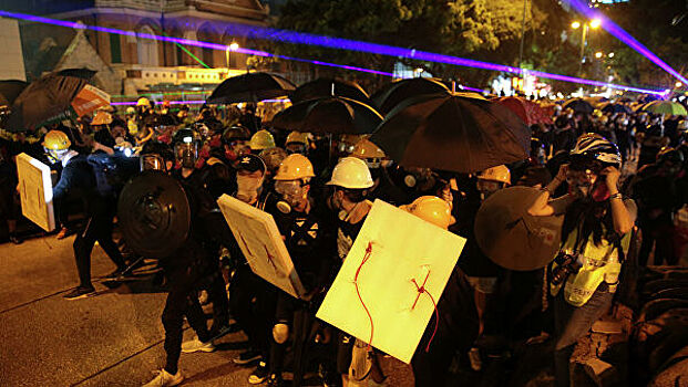 В Гонконге люди устроили транспортный коллапс