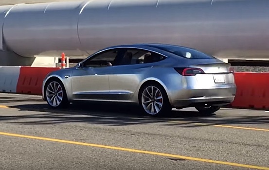 Прототип "бюджетной" Tesla Model 3 тестируют вчетвером