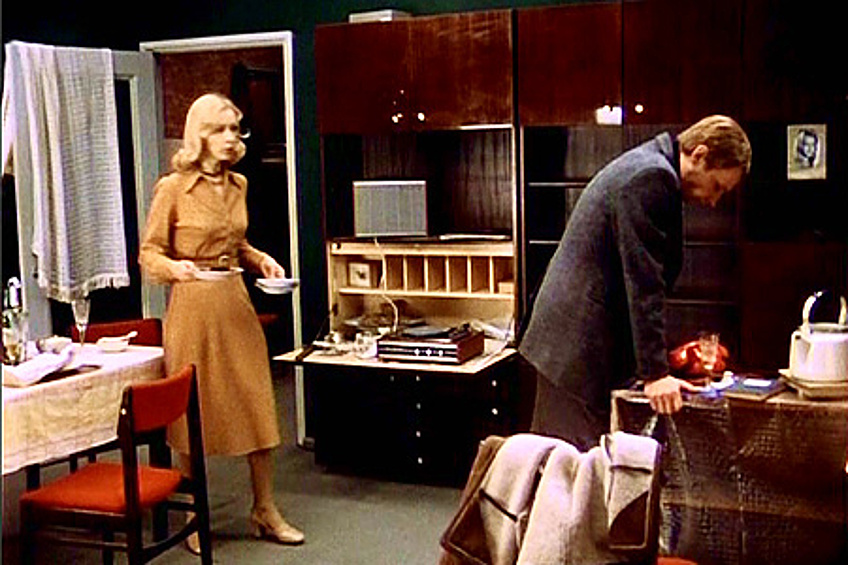 В 70-е и вплоть до конца советской эпохи царицей большой комнаты станет полированная стенка. Лучше всего югославская, классом ниже считалась польская. 