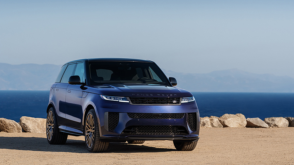 Компания Land Rover расширила программу SV Bespoke на новый Range Rover Sport, позволяя клиентам создавать уникальные экземпляры. Доступно 230 оттенков кузова (глянцевые, матовые, сатиновые), 1500 вариантов интерьера, а также индивидуальная вышивка, гравировка и дизайн колес. Программа действует только для топовых версий Autobiography и SV. В качестве примера представлен вариант Nocturne Edition – модель в глубоком синем цвете с карбоновым капотом, золотыми 23-дюймовыми дисками и кожей Ebony.