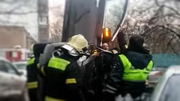 Дорожная неожиданность: водитель вышел из авто без штанов